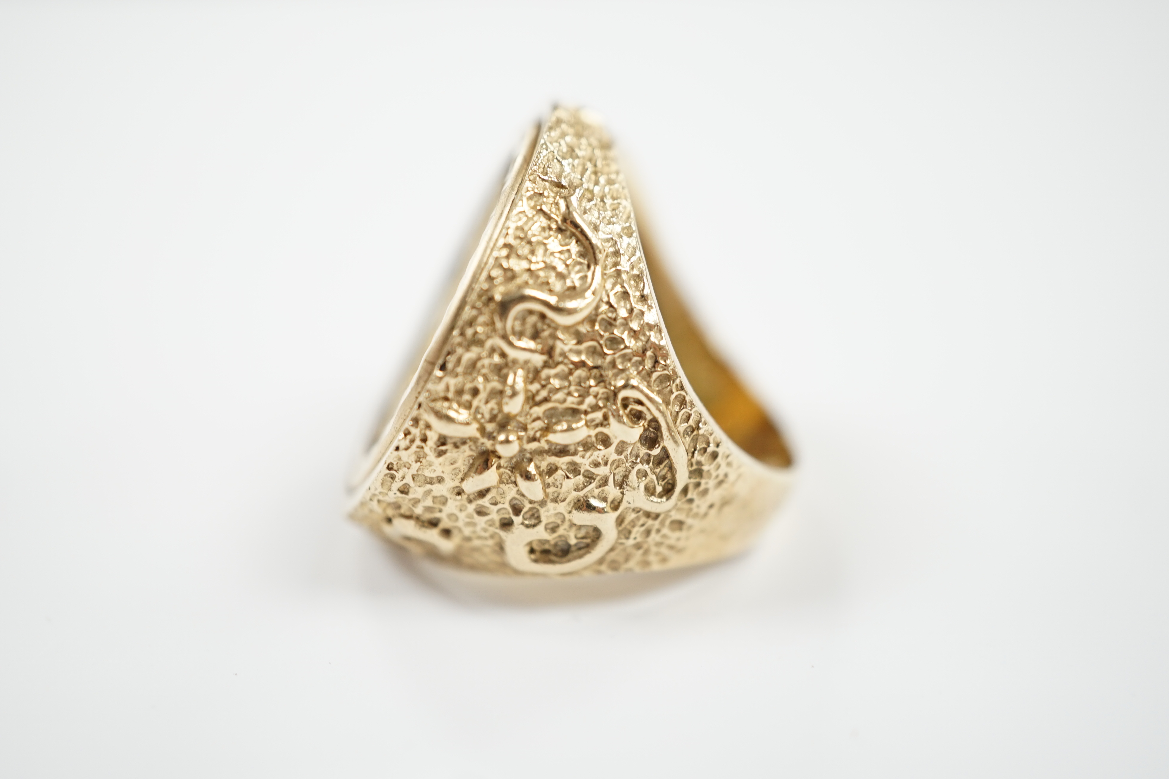 A Victorian 1876 gold full sovereign, now in a later 9ct gold ring mount, size P, 20.9 grams.